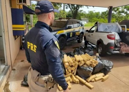 Foragida fura bloqueio, mas é presa com quase meia tonelada de maconha