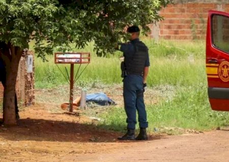 Homem é assassinado com tiro no pescoço em terreno baldio