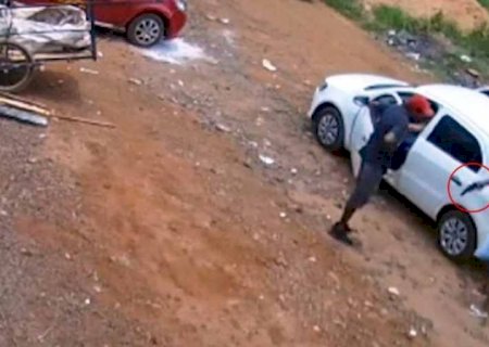 Vídeo: imagens mostram momento em que dupla em Gol  atira contra rapaz