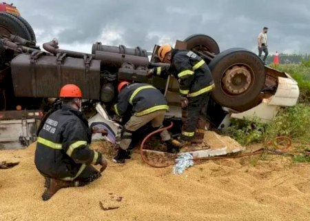 Carreta com soja tomba, mata motorista e resgate de corpo dura 4h30