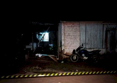 Filho morre e pai &eacute; baleado ap&oacute;s dupla ser surpreendida por atirador