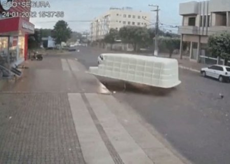 Piscina 'voa' durante vendaval, cruza rua e quase atinge dois carros em MS