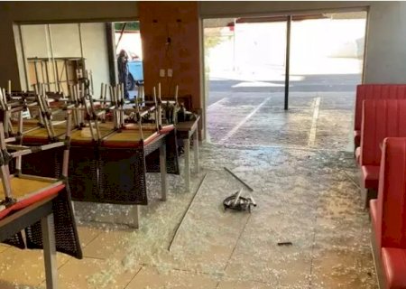 Com 'ajuda' de dois carros, bandidos quebram porta para furtar pizzaria
