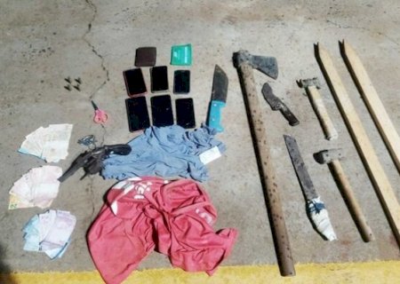 Torturados em 'tribunal do crime', homens são salvos pela PM e 7 acabam presos