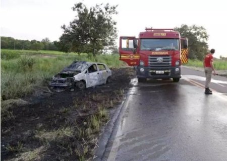 Com placa arrancada, veículo é incendiado na saída para Rochedo