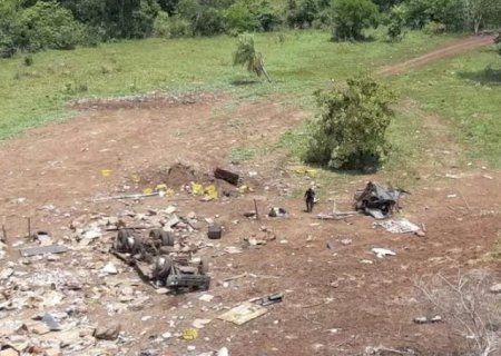 Dois ficam em estado gravíssimo após acidente destruir caminhão do Exército
