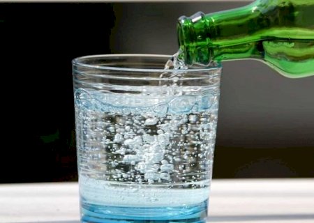 Quatro benefícios surpreendentes de beber água com gás