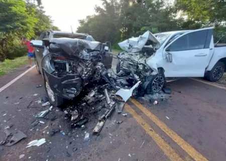 Colisão frontal entre caminhonetes mata um e fere 9