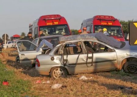 Homem morre e 4 pessoas ficam feridas em colisão seguida de capotagem