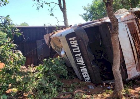 Caminhão boiadeiro tomba em rodovia de MS e após 8h jovem caminhoneiro é encontrado morto