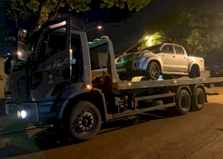 Assaltantes agridem e amarram vítimas para roubar caminhonete e acabam detidos