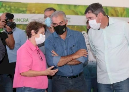 Três mil famílias ganham título de terras das mãos de Tereza e Riedel