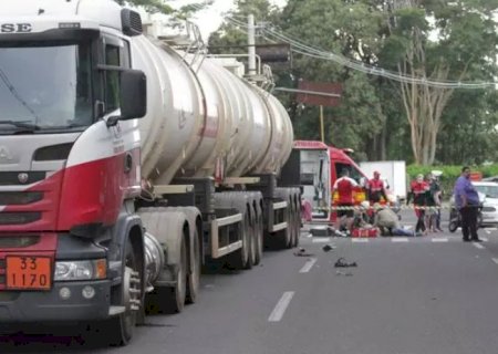 Mãe na garupa do filho morre ao bater em caminhão