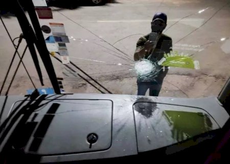 Ônibus com 28 pacientes de Coxim é atacado e um deles fica ferido