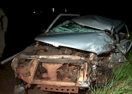 Motorista invade pista contrária e morre após colisão com caminhão na BR-060