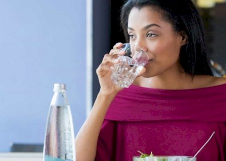 Afinal, beber água às refeições engorda ou não?