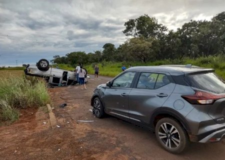 Caminhonete com ciclistas capota após colisão com carro e todos saem ilesos