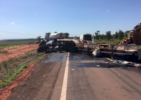 Acidente entre três carretas deixa um morto e dois feridos em MS