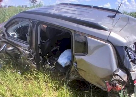 Colisão frontal envolvendo três veículos deixa sete feridos na BR-267