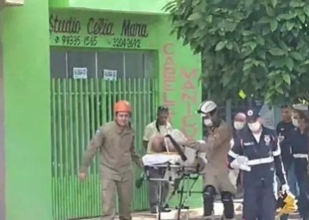 Idoso que estava dormindo onde fogo começou é intubado e levado para hospital