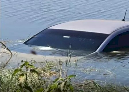 Motorista perde controle da direção e cai com carro dentro de lagoa