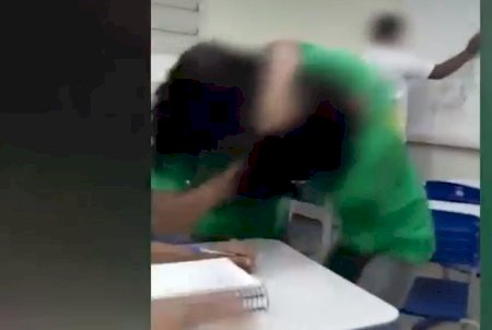 Alunas brigam dentro da sala de aula e professor 'só observa'