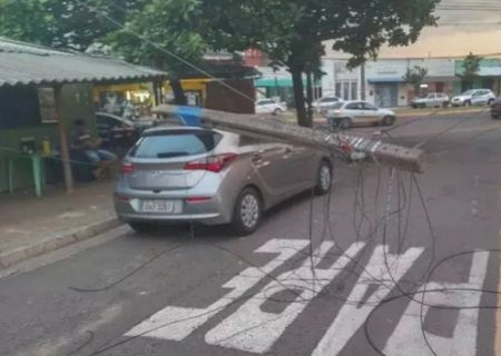 Caminhão arrebenta fios e derruba poste em cima de carro