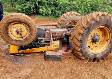 Trator empina e mata homem que tentava desatolar outra máquina