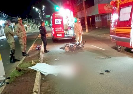 Motociclista perde controle, bate em poste e morre em pela avenida