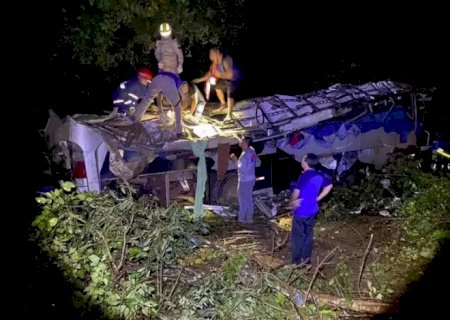 Ônibus que saiu de MS capota no Paraná e 10 pessoas morrem