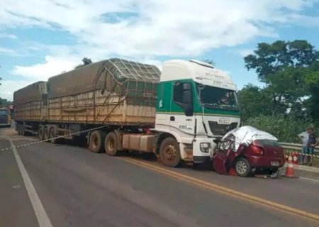 Homem morre esmagado depois de acidente entre carro e caminhão em MS