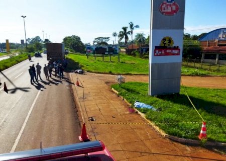 Motociclista morre em acidente com caminhão em prolongamento de avenida