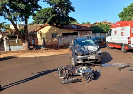 Motociclista de 29 anos morre no hospital após colisão contra carro