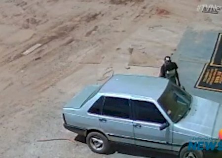 Câmera flagra foragido por estupro furtando carro em estacionamento