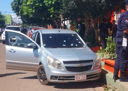 Carro é alvejado na fronteira e duas pessoas morrem