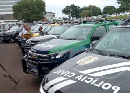 Reinaldo atende pedido de Neno Razuk e entrega viaturas para municípios