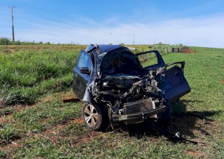 Passageiro morre e motorista fica ferido após carro colidir com caminhão na MS-160