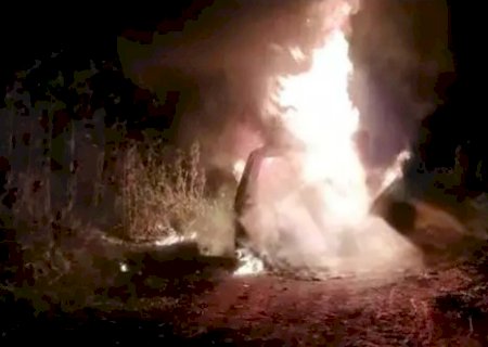 Carro usado em ataque com mortos é localizado em chamas