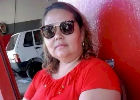 Mulher morre depois de ser arremessada para fora de carro que capotou em rodovia
