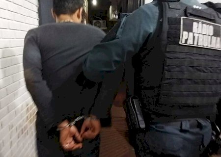 Homem é preso acusado de sequestrar mulher para roubar veículo