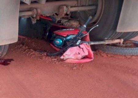Motociclista morre atingido por caminh&atilde;o que fazia manobra &agrave; marcha r&eacute;