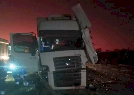 Colisão entre caminhões mata empresário na rodovia MS-306