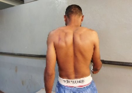 Foragido da Justiça é pego andando 'peladão' em avenida