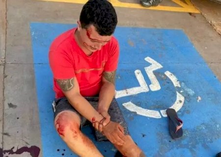 Preso fica ferido ao quebrar porta para fugir de delegacia e acaba no hospital
