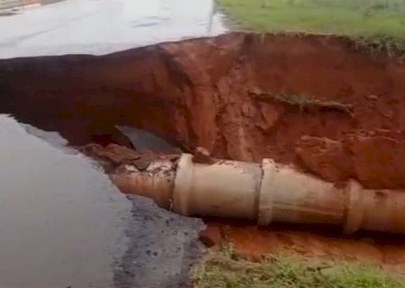 Governo do Estado envia equipe para restaurar bueiro destruído pela chuva na MS-180