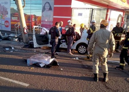 Mulher morre e outras seis pessoas ficam feridas após carro bater em poste