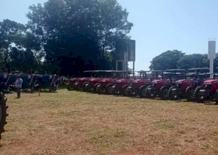 Governo e bancada federal entregam 363 maquinários agrícolas para 79 municípios
