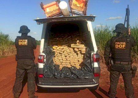Traficantes tentam enganar polícia levando maconha em carro com adesivo de empresa