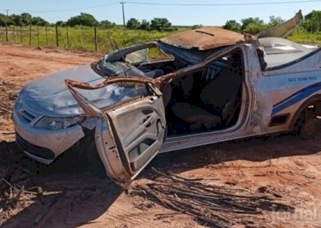 Carro de funerária fica destruído após desviar de animal e capotar