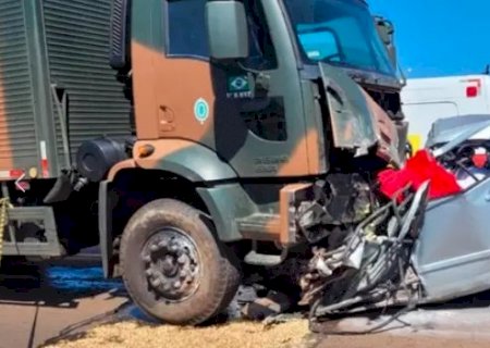 Colisão frontal com caminhão do Exército mata motorista de carro de passeio